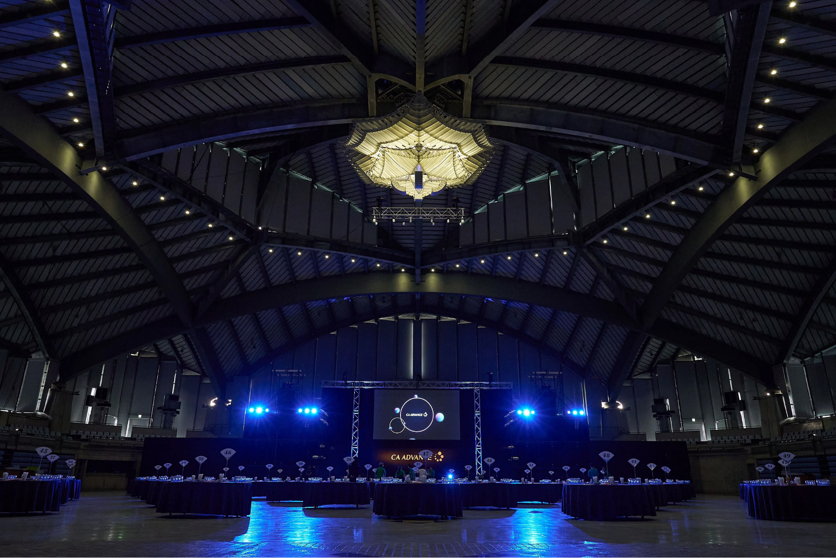 沖縄の広大な会場での総会の様子