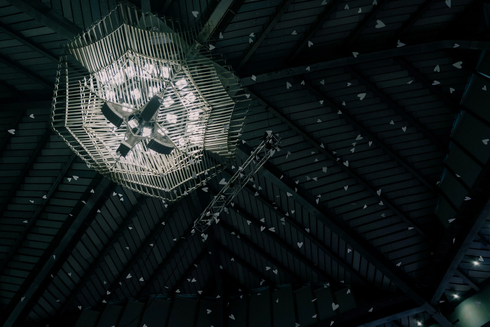 会場天井から見下ろした演出の様子