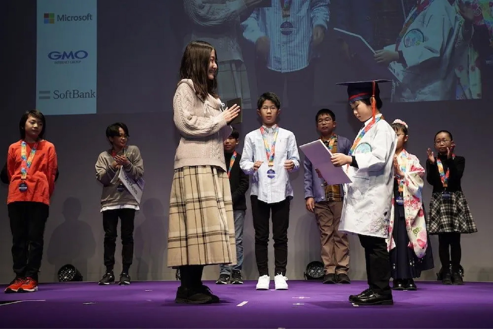 表彰式での参加者とMCの様子